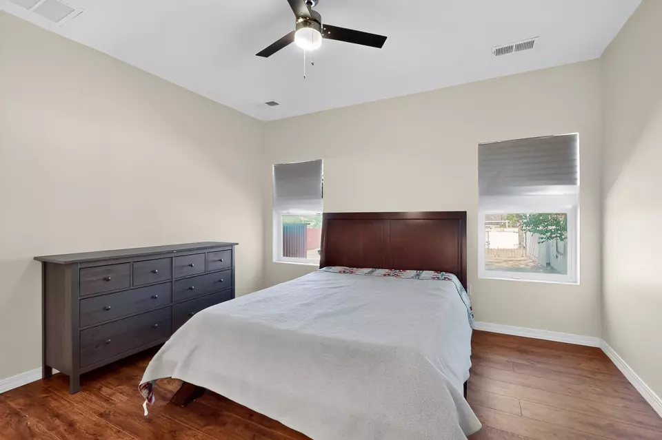 Bedroom - 721 Edith Blvd SE, Albuquerque, NM 87102 photo 3 of 6