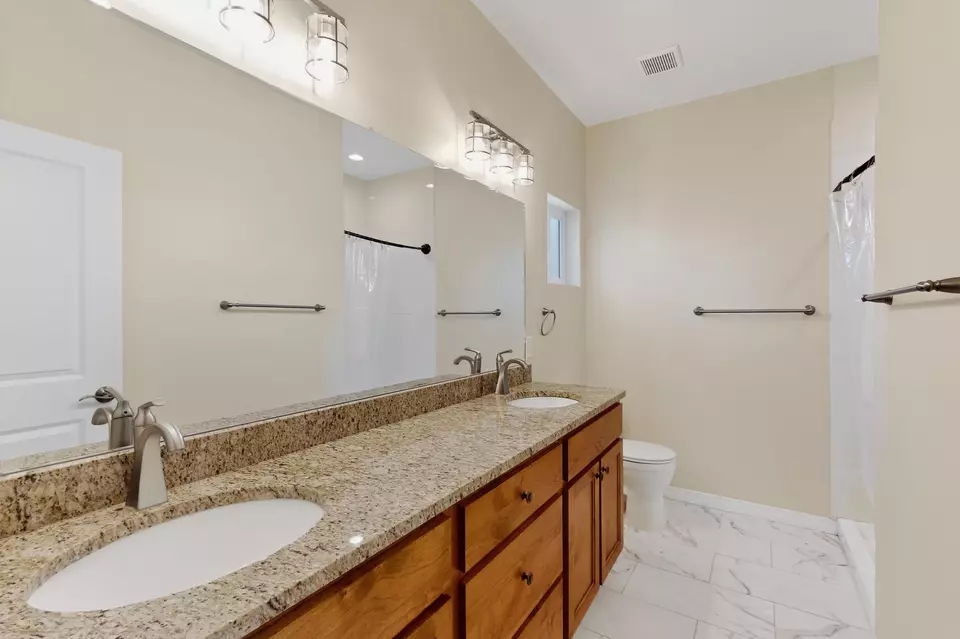 Bath - 721 Edith Blvd SE, Albuquerque, NM 87102 photo 1 of 4