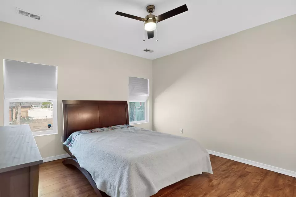 Bedroom - 721 Edith Blvd SE, Albuquerque, NM 87102 photo 2 of 6