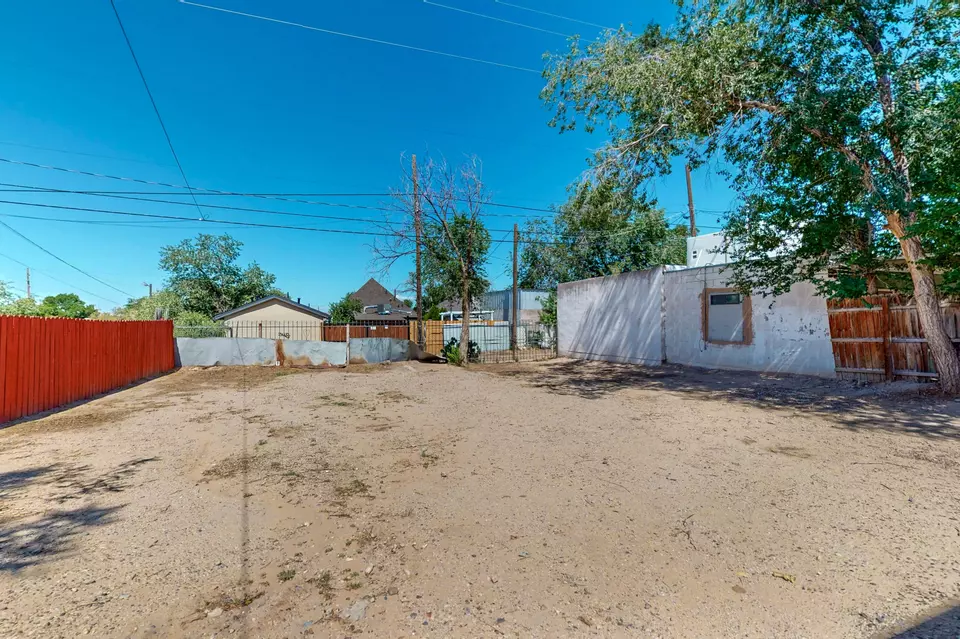 Exterior - 721 Edith Blvd SE, Albuquerque, NM 87102 photo 3 of 6