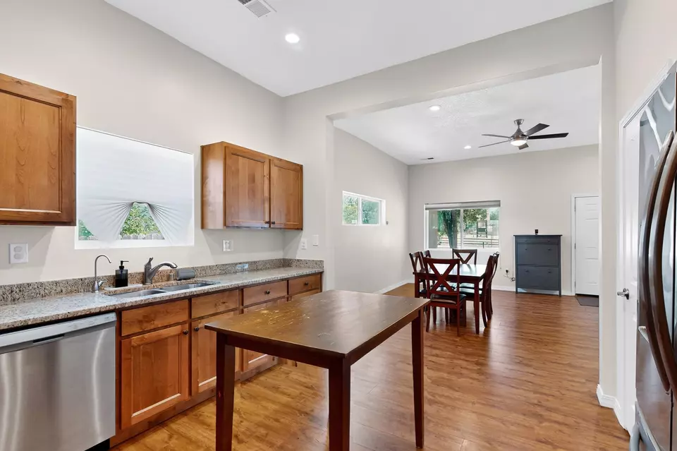 Kitchen - 721 Edith Blvd SE, Albuquerque, NM 87102 photo 2 of 2