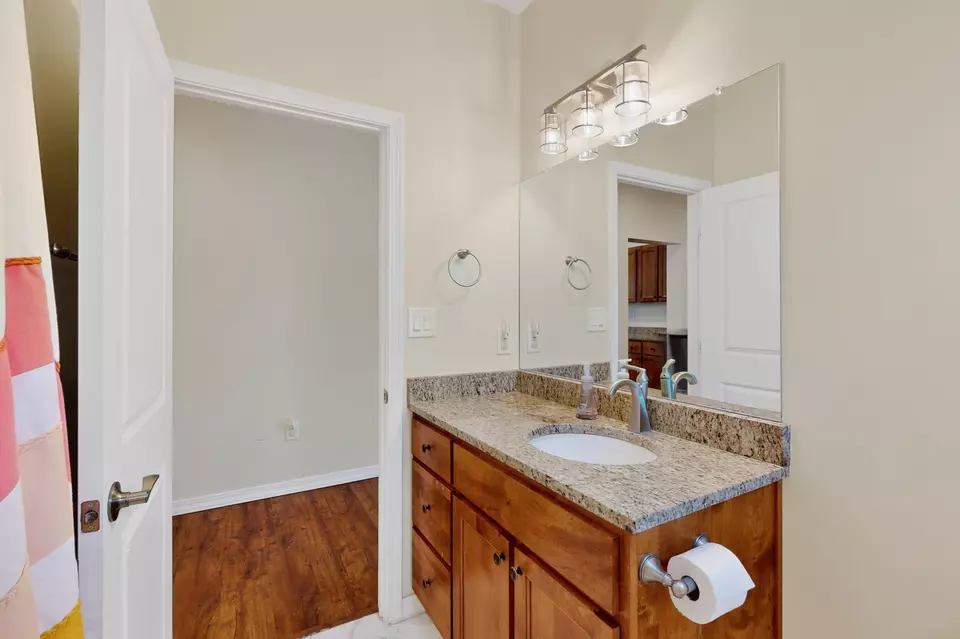 Bath - 721 Edith Blvd SE, Albuquerque, NM 87102 photo 3 of 4