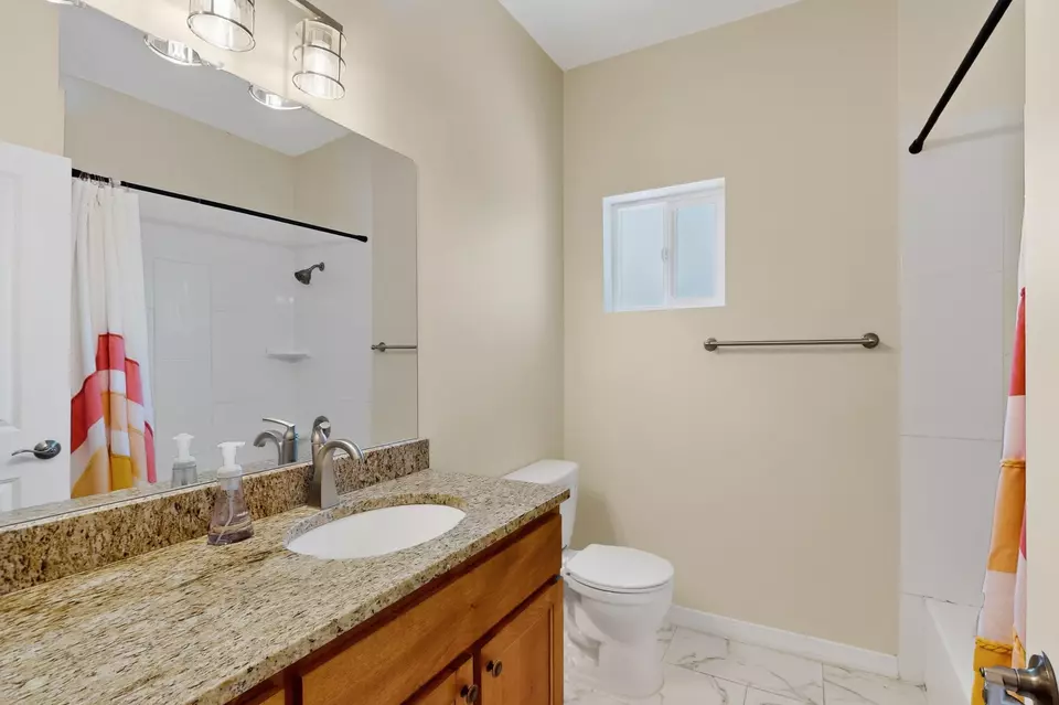 Bath - 721 Edith Blvd SE, Albuquerque, NM 87102 photo 4 of 4