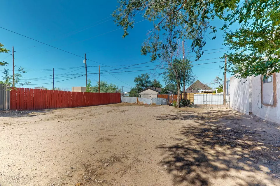 Exterior - 721 Edith Blvd SE, Albuquerque, NM 87102 photo 4 of 6