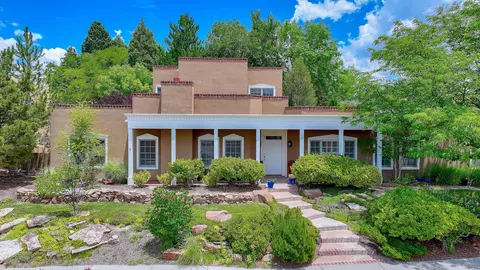 1724 Avenida Alturas NE, Albuquerque, NM 87110