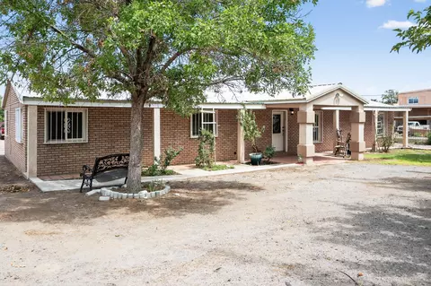 6916 Ray Ln SW, Albuquerque, NM 87121