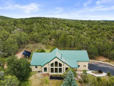 10 Howlin Wolf Trl, Tijeras, NM 87059