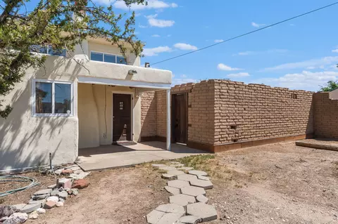 615 Los Arboles Ave NW, Albuquerque, NM 87107