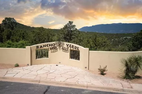 12 Los Pecos Trl, Tijeras, NM 87059