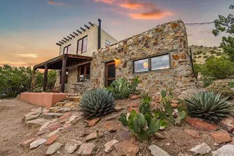 35 Grateful Way, Cerrillos, NM 87010