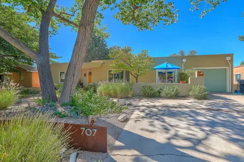 707 Richmond Dr SE, Albuquerque, NM 87106