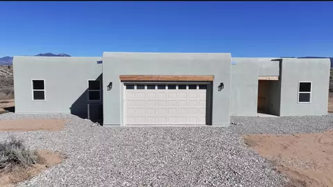 10 Colty Rd, Ranchos De Taos, NM 87557