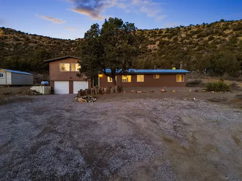 145 Rincon Lp Rd, Tijeras, NM 87059
