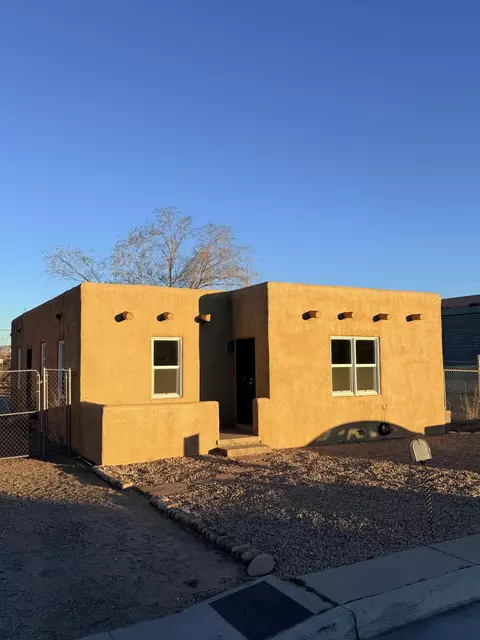 2204 7th St NW, Albuquerque, NM 87102
