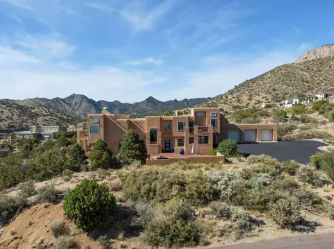 18 Tierra Monte St NE, Albuquerque, NM 87122