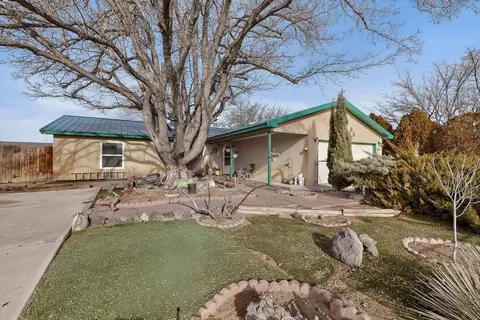 831 Gallahad St SW, Los Lunas, NM 87031