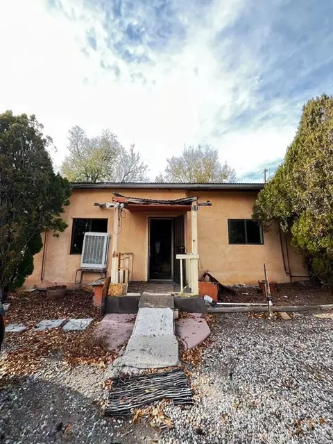 17 County Rd 144, Alcalde, NM 87511