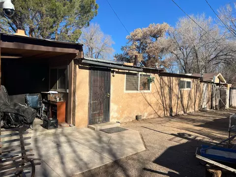 1022 Cerro Vista Rd SW, Albuquerque, NM 87105