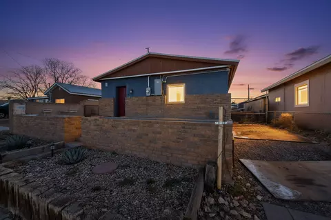 915 22nd St NW, Albuquerque, NM 87104