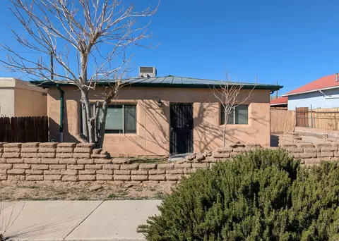 1023 Arno St NE, Albuquerque, NM 87102