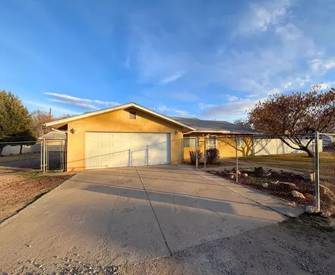 2528 La Vega Dr SW, Albuquerque, NM 87105