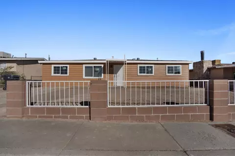 424 Airport Dr SW, Albuquerque, NM 87121