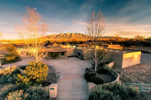 11 Koontz Rd, Corrales, NM 87048