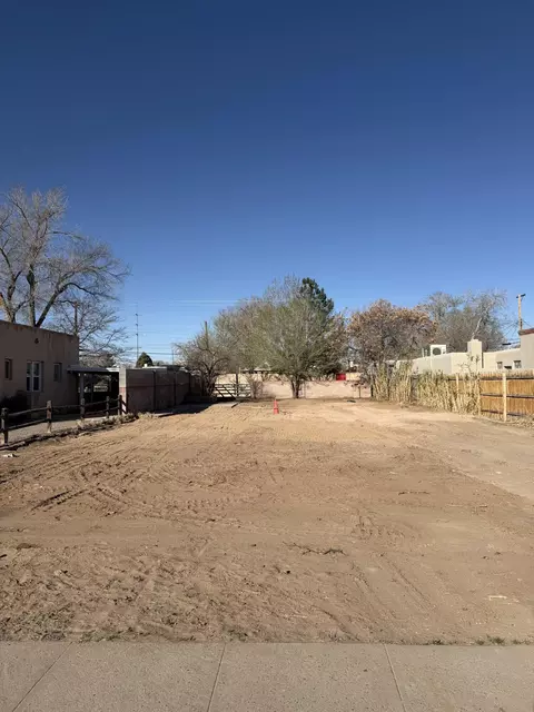 207 Richmond Dr SE, Albuquerque, NM 87106