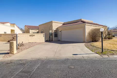 570 Eastlake Dr SE, Rio Rancho, NM 87124