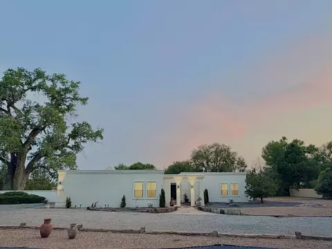 1105 Salamanca St NW, Los Ranchos, NM 87107