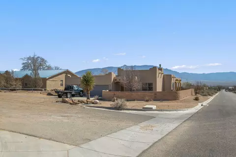 900 Acapulco Ct NE, Rio Rancho, NM 87144
