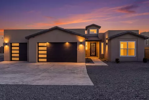 513 6th St NE, Rio Rancho, NM 87124