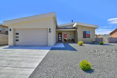 18 Camel Rd, Los Lunas, NM 87031