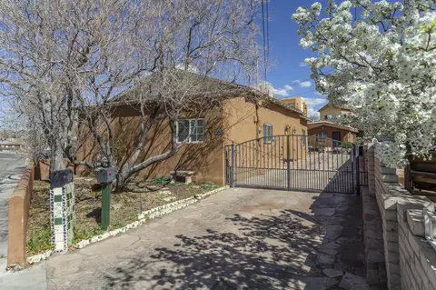 902 Edith Blvd NE, Albuquerque, NM 87102