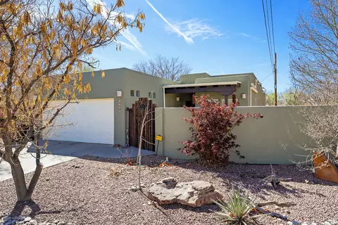 209 Manhattan Pl NW, Albuquerque, NM 87104