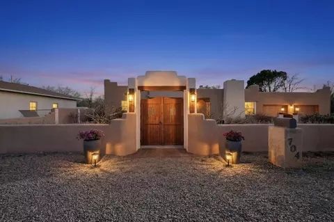 704 Tyler Rd NW, Los Ranchos, NM 87107