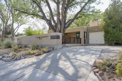 521 Graceland Dr SE, Albuquerque, NM 87108