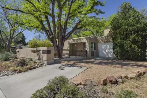 521 Graceland Dr SE, Albuquerque, NM 87108