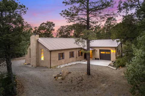 16 Bobolink Ln, Tijeras, NM 87059