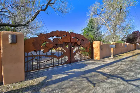 1006 Chavez Rd NW, Los Ranchos, NM 87107