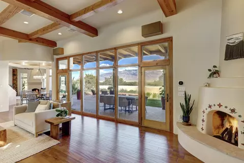 40 Hop Tree Trl, Corrales, NM 87048