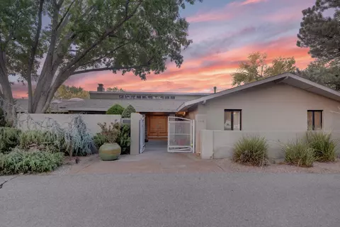 1116 Salamanca St NW, Los Ranchos, NM 87107