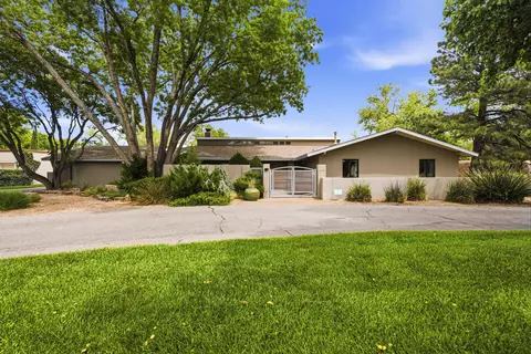 1116 Salamanca St NW, Los Ranchos, NM 87107