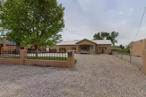 330 Schulte Rd NW, Los Ranchos, NM 87107