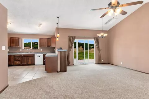 Living - 22 Venado Loop, Edgewood, NM 87015 photo 3 of 4