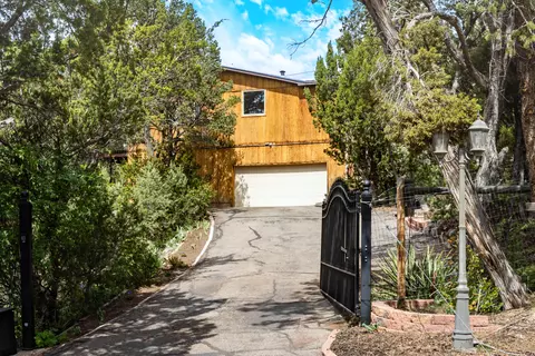 3 Manana Dr, Cedar Crest, NM 87008
