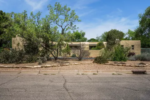 1029 Los Arboles Ave NW, Albuquerque, NM 87107