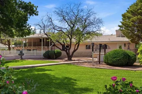 10020 Loretta Dr NW, Albuquerque, NM 87114