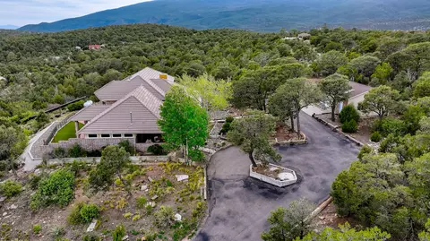 40 Calyx Ln, Cedar Crest, NM 87008
