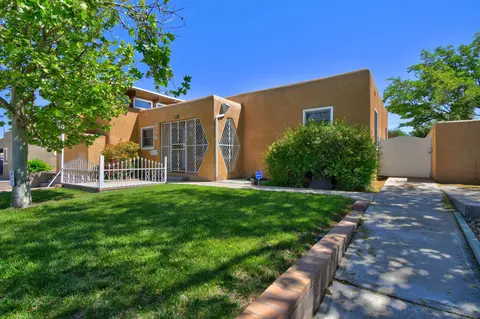 704 Vassar Dr SE, Albuquerque, NM 87106